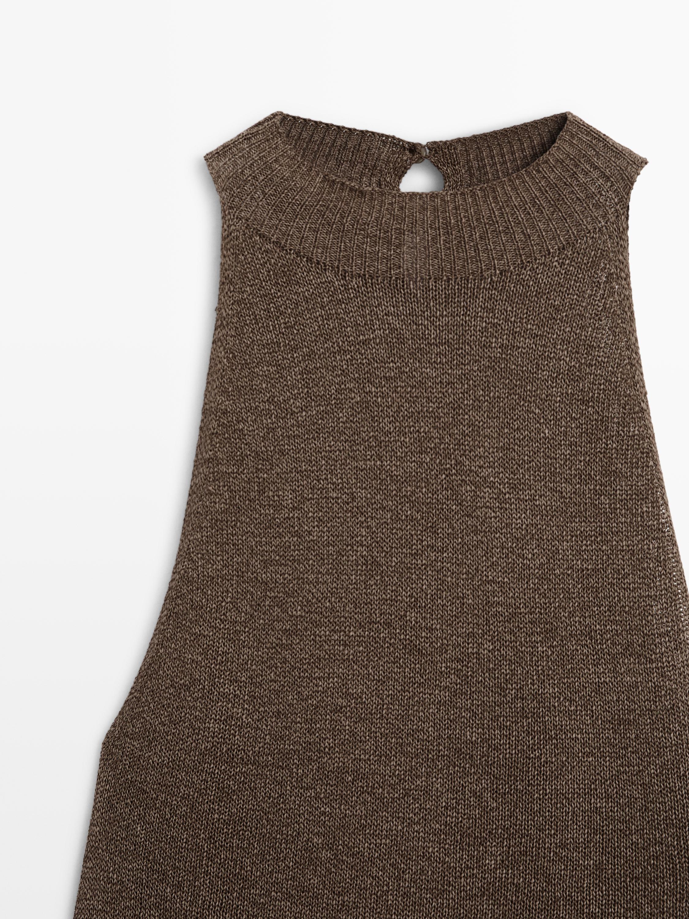 Total look asymmetric halter knit top